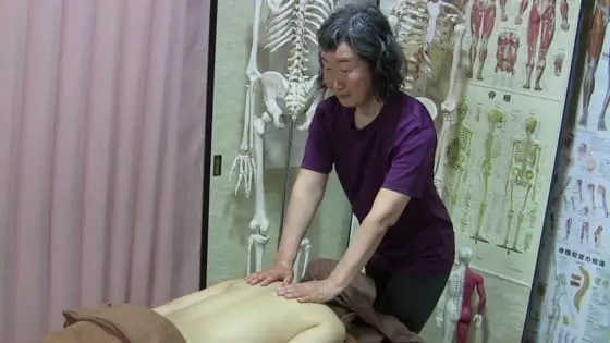 アロマオイルリンパマッサージ背中 アロマオイルリンパマッサージ背中